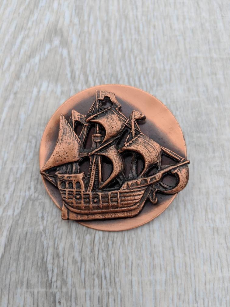 Kupfer-Disc-Brosche Mit Erhöhten Vollschiff Brosche von BlueHillsBrooches