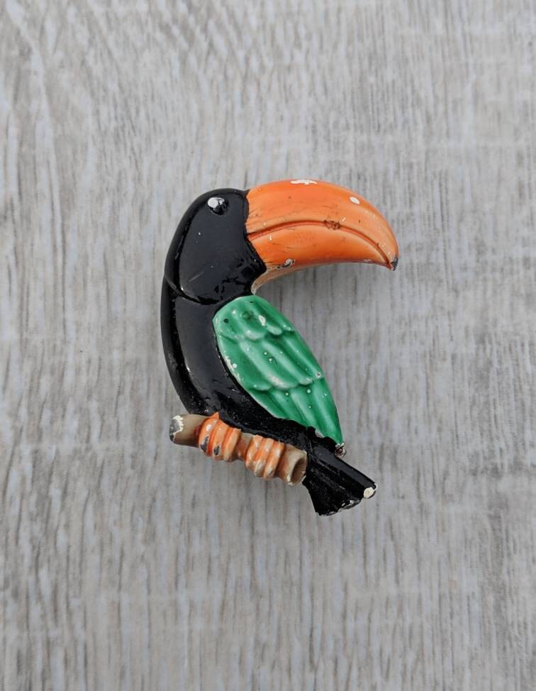 Midcentury Schwarz, Grün Und Orange Schmelz Topf Metall Tukan-Brosche Midcentury Schwarz, Grün Und Orange Schmelz Topf Metall Tukan-Brosche von BlueHillsBrooches