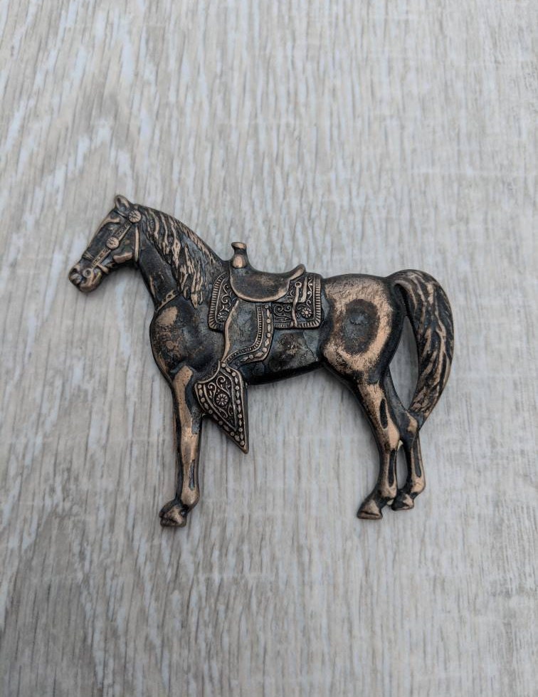 Midcentury Sterlingsilber Geschoben Stil Pferd Mit Detaillierten Sattel Und Zaumzeug Brosche Midcentury Sterlingsilber Geschoben Stil Pferd Mit Detaillierten Sattel Und Zaumzeug Brosche von BlueHillsBrooches