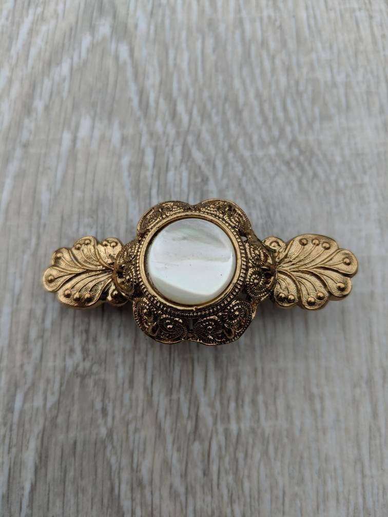 Mutter Der Perle Und Gold Ton Filigran Floral Domed Bar Brosche von BlueHillsBrooches