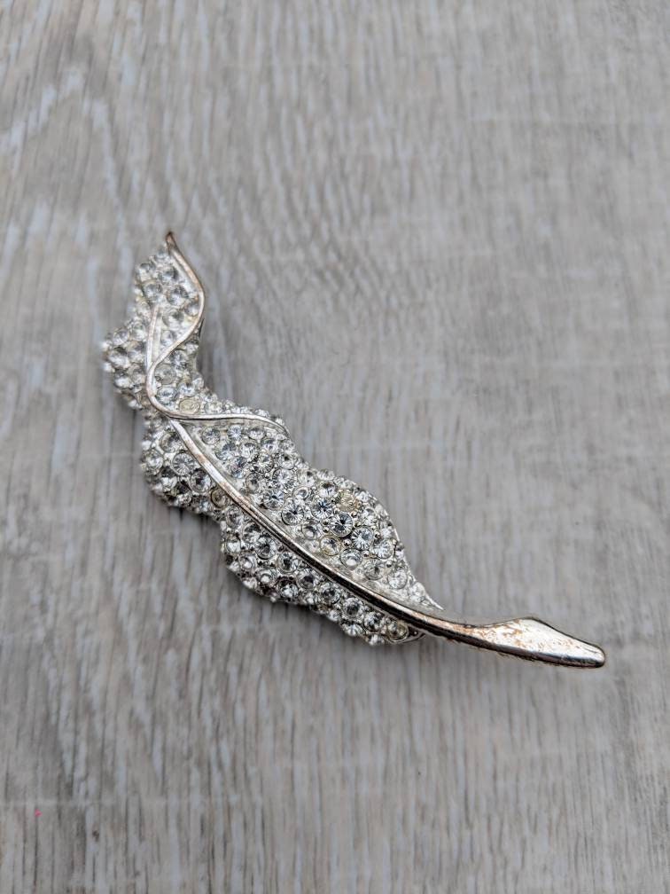 Napier Strass Und Silber Ton Feder Oder Blatt Brosche Napier Strass Und Silber Ton Feder Oder Blatt Brosche von BlueHillsBrooches