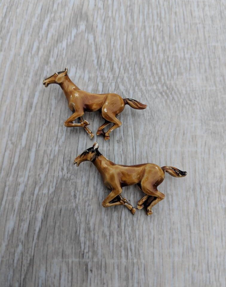 Paar Leichte Braune Und Schwarze Emaille Läuft Pferd Broschen von BlueHillsBrooches