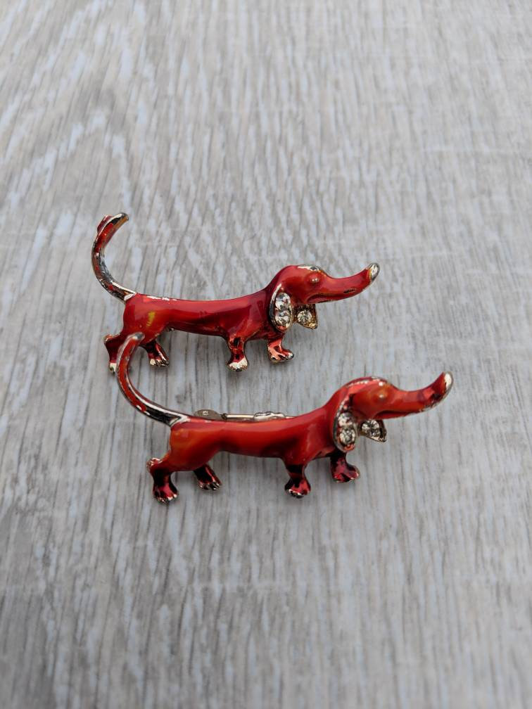 Paar Midcentury Roten Emaille Und Strass Dackelbroschen von BlueHillsBrooches