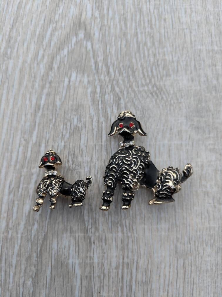 Paar Schwarze Emaille Und Rote Strass Pudel Broschen von BlueHillsBrooches