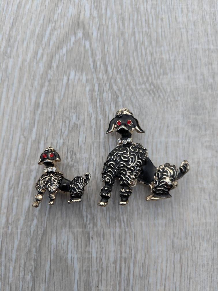 Paar Schwarze Emaille Und Rote Strass Pudel Broschen Paar Schwarze Emaille Und Rote Strass Pudel Broschen von BlueHillsBrooches
