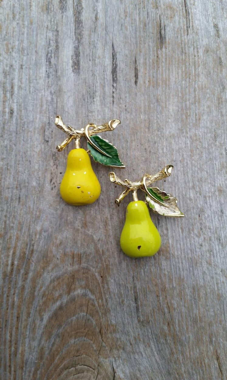 Paar Von Gerry Grün Und Gelb Emaille Birne Broschen von BlueHillsBrooches