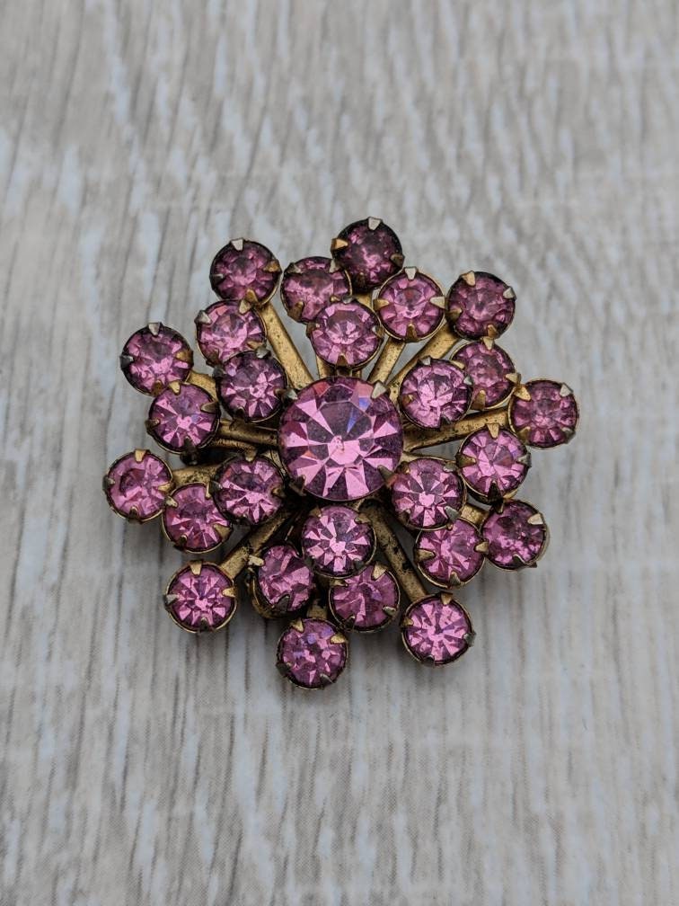 Rosa Strass-Sunburst Drei-Dimensionale Cluster-Brosche von BlueHillsBrooches