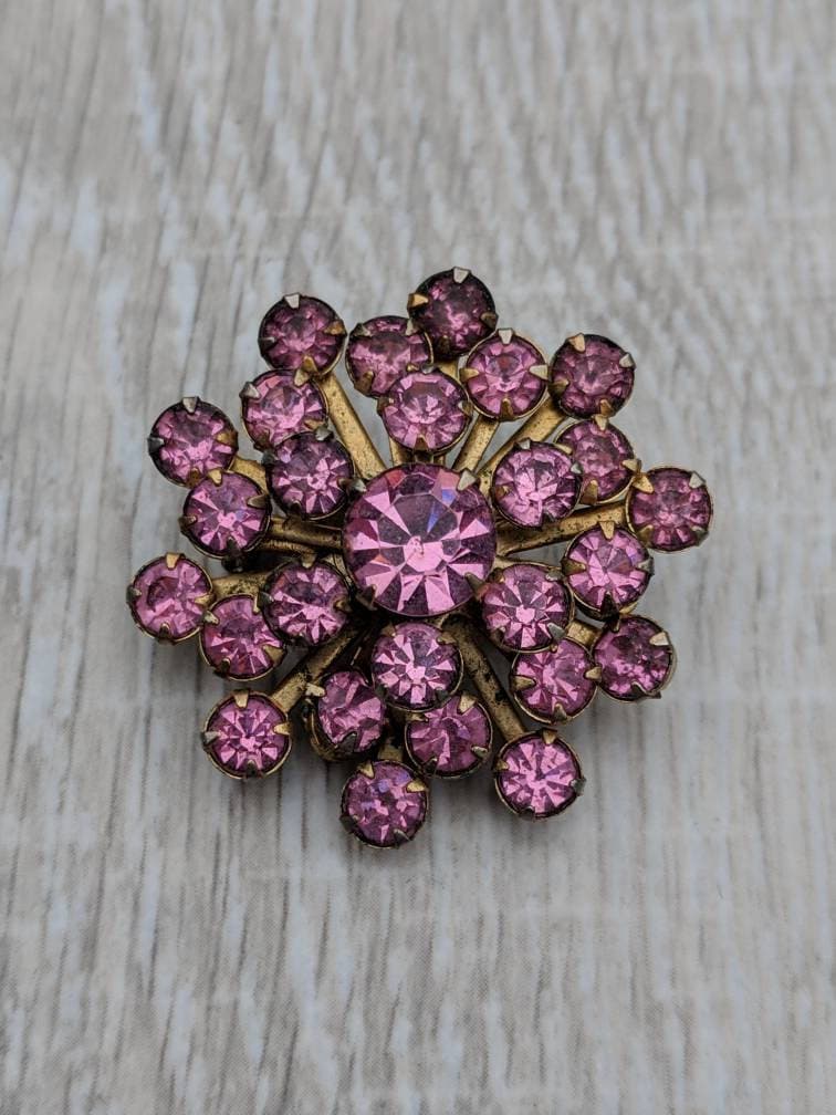 Rosa Strass-Sunburst Drei-Dimensionale Cluster-Brosche Rosa Strass-Sunburst Drei-Dimensionale Cluster-Brosche von BlueHillsBrooches