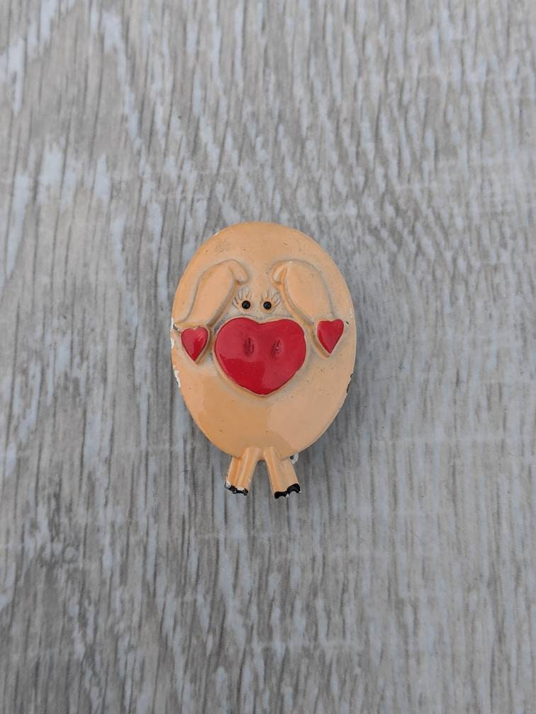 Rubin Rot Und Pfirsich Gefärbt Emaillierte Metall Schwein Mit Herz Nase Ohren Brosche von BlueHillsBrooches