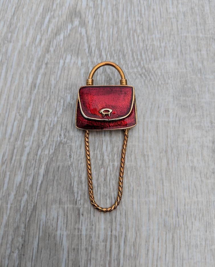 Scharlach Emaille Und Gold-Ton-Kette-Gläser Oder Badge Halter Handtasche Brosche von BlueHillsBrooches