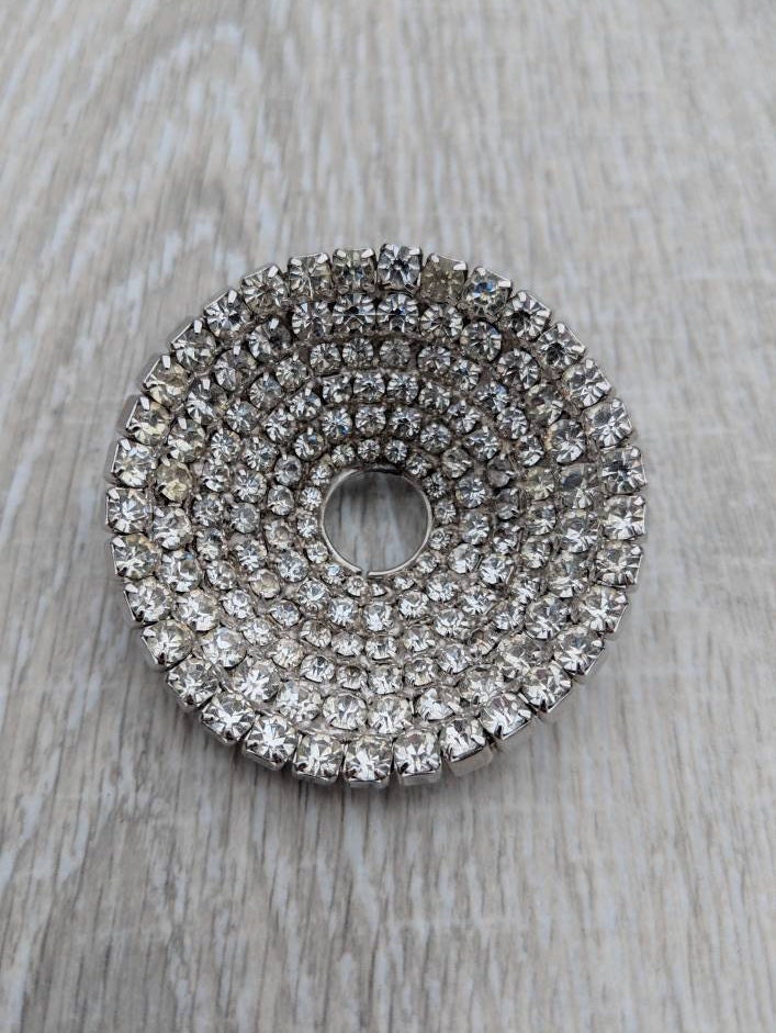 Schillernde Konkaven, Schalenförmigen Klar Strass-Statement-Brosche von BlueHillsBrooches
