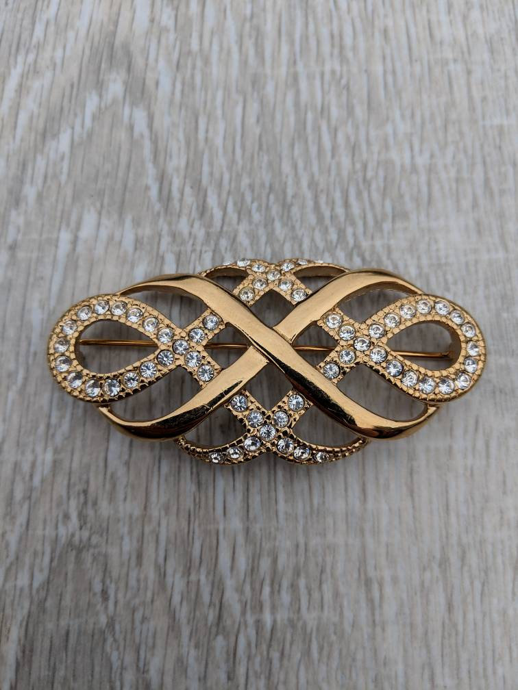 Schillernde Strass Und Gold Ton Domed Looping Knoten Schild Oder Bar Brosche Mit Einem Pfau Markiert von BlueHillsBrooches