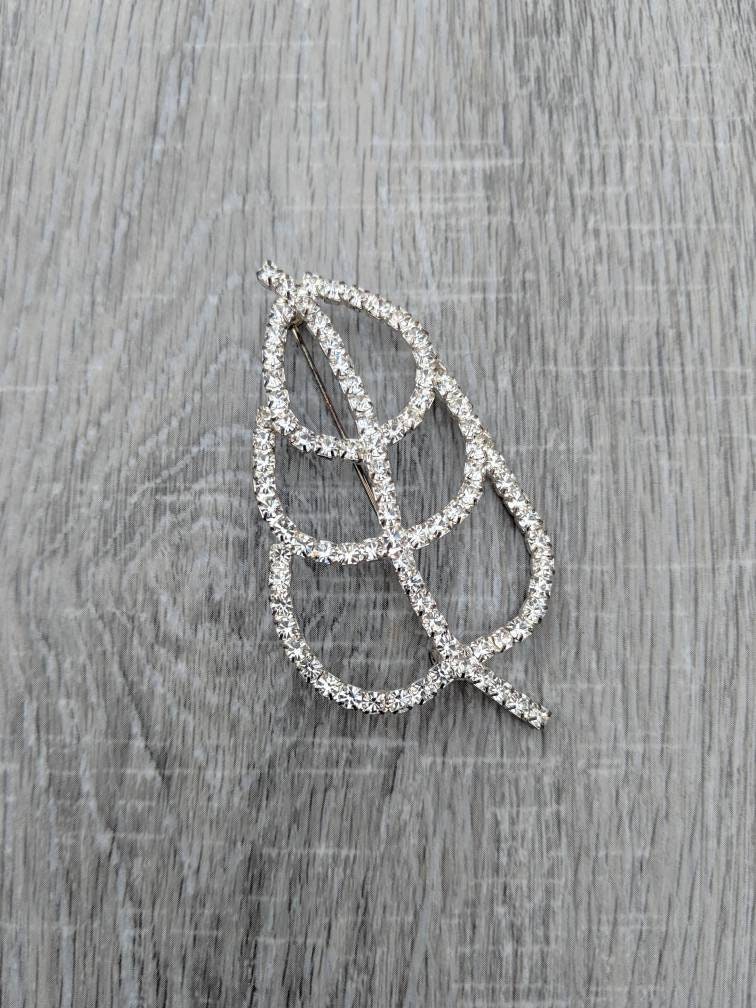 Schlichte, Klare Strass Und Silber Ton Blatt Umriss Brosche von BlueHillsBrooches