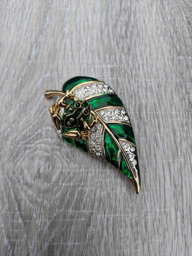 Schlichte, Strass Und Smaragd Grünen Emaille Blatt Frosch-Copper-Brosche von BlueHillsBrooches