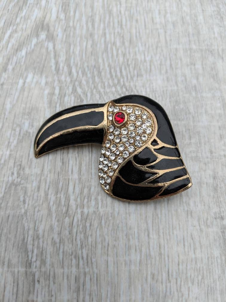 Schwarzes Emaille, Rheinstein Und Gold Tone Toucan Head Brooch Schwarzes Emaille, Rheinstein Und Gold Tone Toucan Head Brooch von BlueHillsBrooches