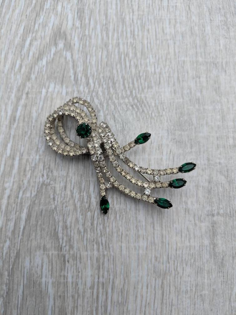 Smaragdgrün Und Klar Strass Abstrakte Wellige Knoten Brosche von BlueHillsBrooches
