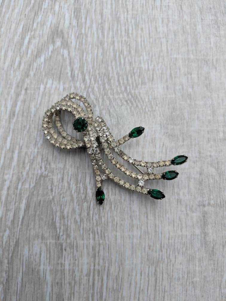 Smaragdgrün Und Klar Strass Abstrakte Wellige Knoten Brosche von BlueHillsBrooches