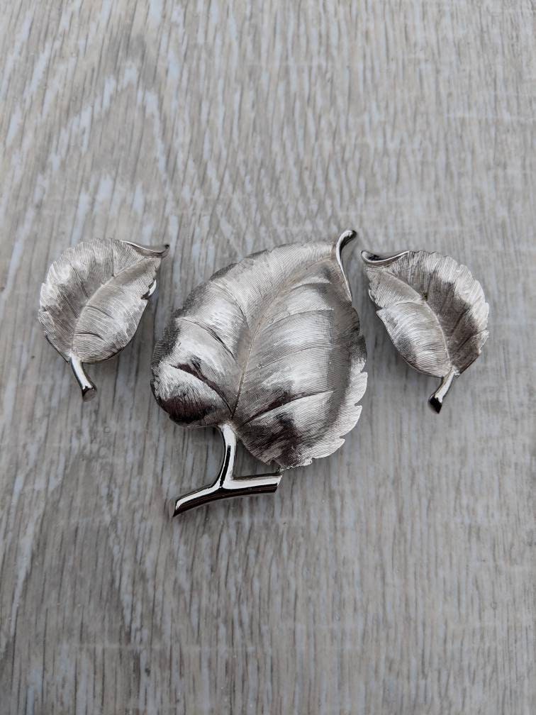 Trifari Gebürstetem Silber Ton Blatt Brosche Und Ohrringe von BlueHillsBrooches