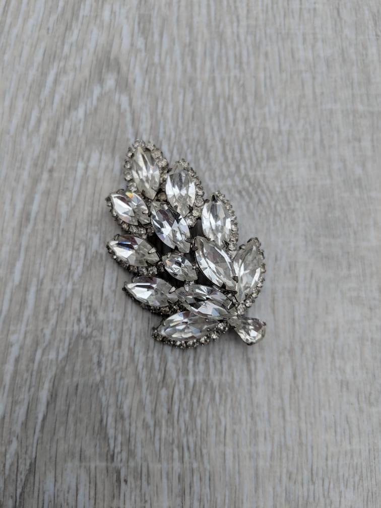 Verdammende Drei Dimensionen Rheinsteinfelsen-Blätterbrocht Verdammende Drei Dimensionen Rheinsteinfelsen-Blätterbrocht von BlueHillsBrooches