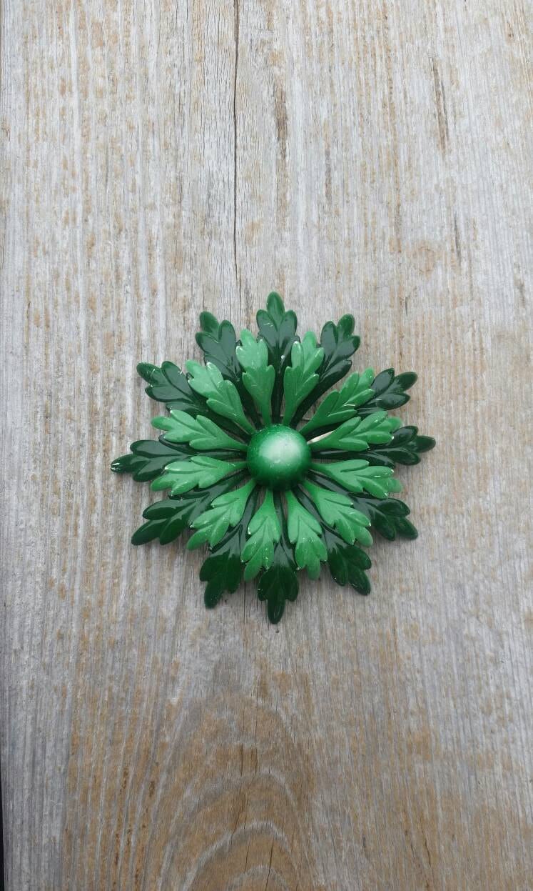 Wald Und Frühlingsgrün Emaillierten Metall Blumenbrosche Wald Und Frühlingsgrün Emaillierten Metall Blumenbrosche von BlueHillsBrooches