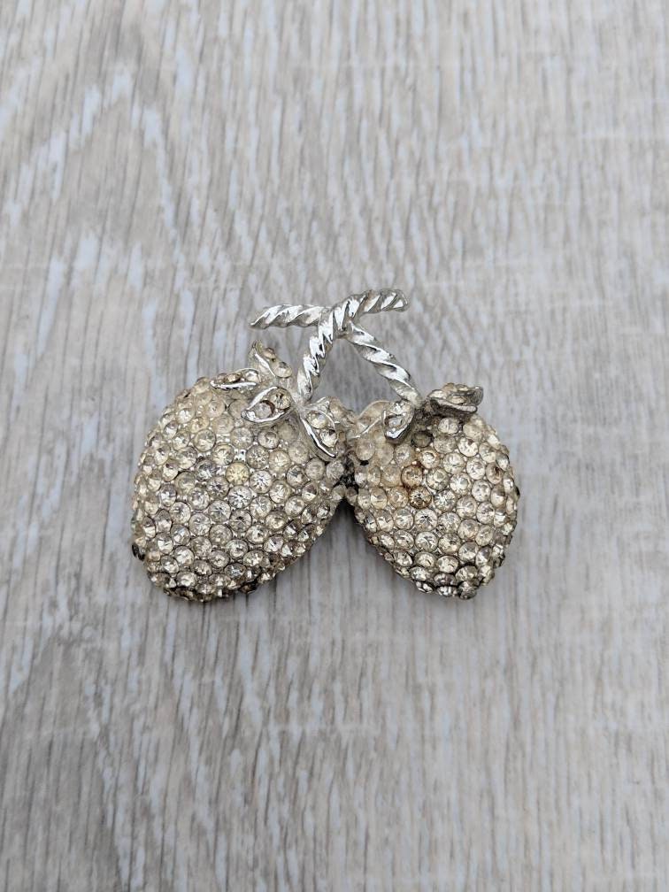 Weiss Strass Verkrustete Erdbeeren-Brosche Weiss Strass Verkrustete Erdbeeren-Brosche von BlueHillsBrooches