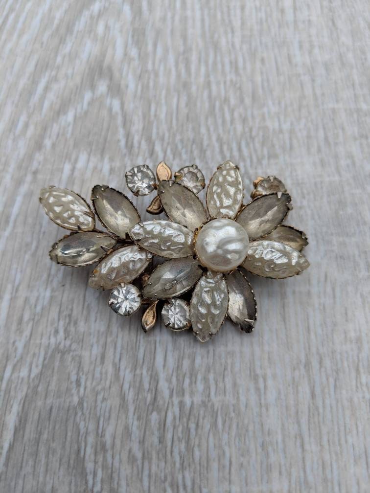 Weißes Lava-Glas, Faux Barockperle Und Klarer Rheinstein Gezapft Floral Spray Brooch von BlueHillsBrooches