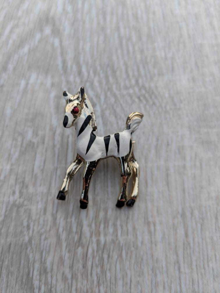 Weißes Und Schwarzes Eamel Gold Zebra Brooch von BlueHillsBrooches
