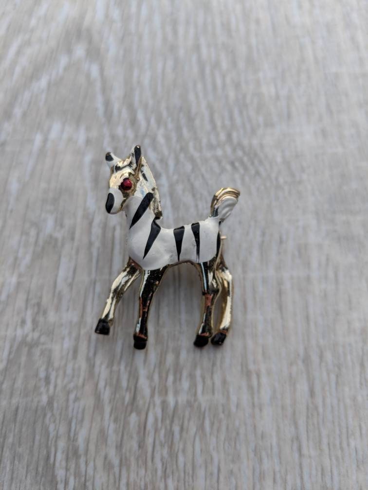 Weißes Und Schwarzes Eamel Gold Zebra Brooch Weißes Und Schwarzes Eamel Gold Zebra Brooch von BlueHillsBrooches
