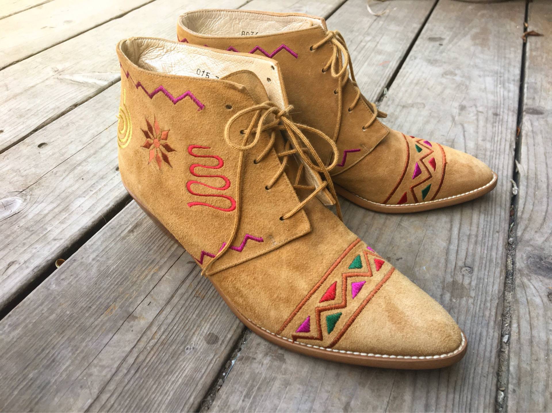 Bestickter Wildlederschuh Bestickter Wildlederschuh von BlueHoneyShop