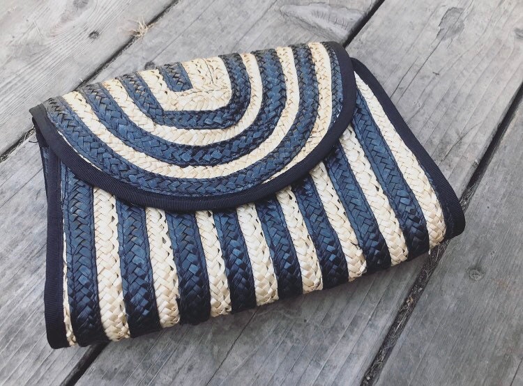 Gestreifte Ratann Kupplung von BlueHoneyShop