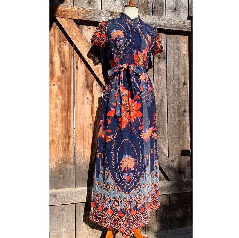 Vintage Kleid Mit Hohem Ausschnitt von BlueHoneyShop