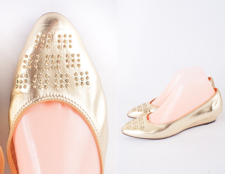 80Er Metallic Gold Ballet Flats, Vintage Schuhe Mit Wedge Heels, Leder Schuhe, Party Outfit von BlueHorizonVintage