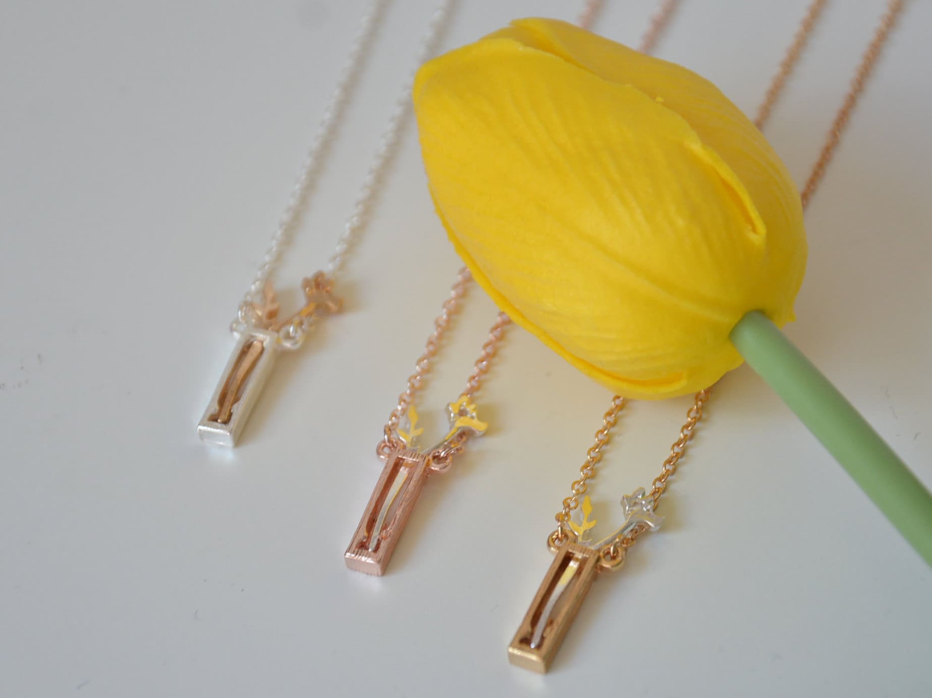 Blumen in Vase Halskette | Schmuck Inspirierendes Geschenk Anhänger in Silber Gold Oder Rosegold Kette Blumen in Vase Halskette | Schmuck Inspirierendes Geschenk Anhänger in Silber Gold Oder Rosegold Kette von BlueKarmaJewellery
