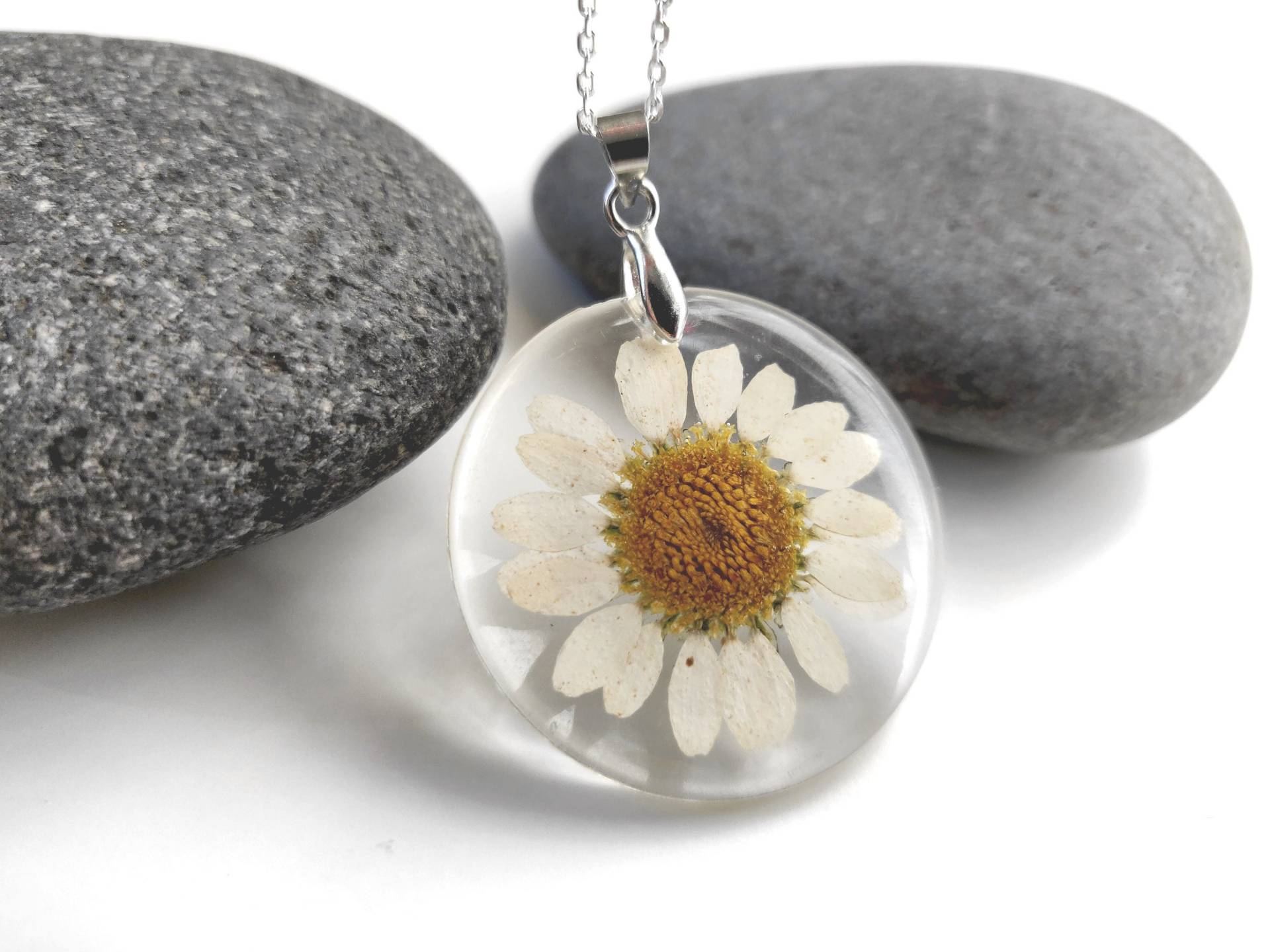 Getrocknete Blumen Halskette Für Natürliche Liebhaber | Echter Blütenschmuck Gepresste Daisy Resin Transparente Anhänger Schlüsselring Geschenk Getrocknete Blumen Halskette Für Natürliche Liebhaber | Echter Blütenschmuck Gepresste Daisy Resin Transparente Anhänger Schlüsselring Geschenk von BlueKarmaJewellery