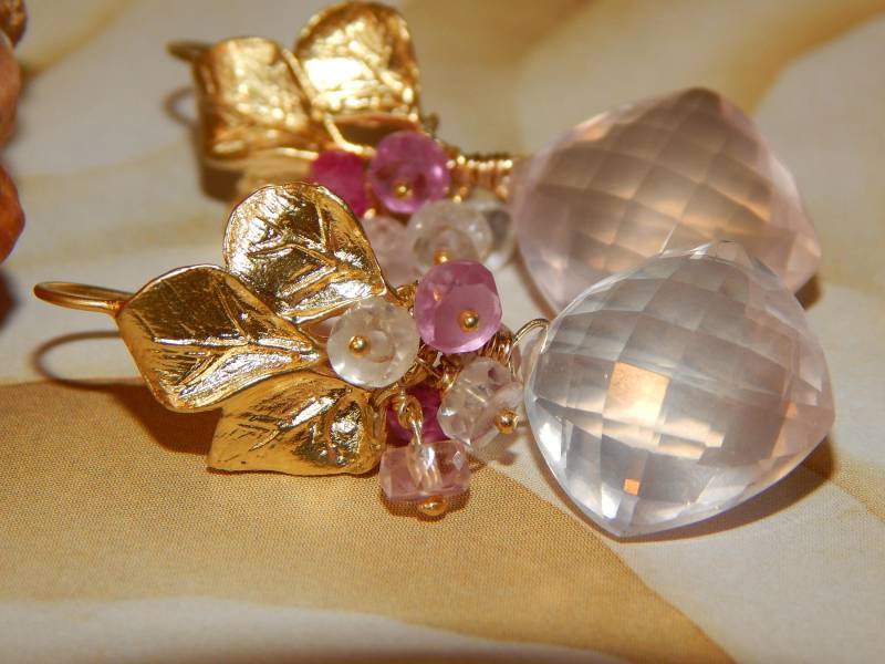 Natürliche Madagaskar Rosenquarz Kissen Form Ohrringe Mit Gold Überzogen, Blatt-Haken Und Cz-Rondelle von BlueLagoonTreasures