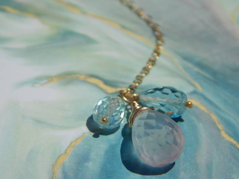 Rosenquarz Und Sky Blue Topas Halskette Ohrringe Set von BlueLagoonTreasures