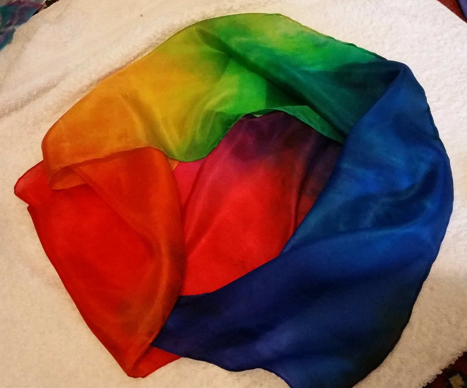 Handbemalte Seide Schal, Original Einzigartiges Kunstwerk, Farbecht, Leuchtenden Regenbogenfarben, Rot, Blau, Frau Schal Wickeln Oder Sarong Handbemalte Seide Schal, Original Einzigartiges Kunstwerk, Farbecht, Leuchtenden Regenbogenfarben, Rot, Blau, Frau Schal Wickeln Oder Sarong von BlueLotusSilk
