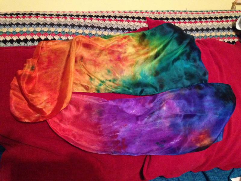 Handbemalter Seide Schal, Regenbogen-Schal, Orignial Einmaliges Handbemaltes Tragbare Kunst Handbemalter Seide Schal, Regenbogen-Schal, Orignial Einmaliges Handbemaltes Tragbare Kunst von BlueLotusSilk