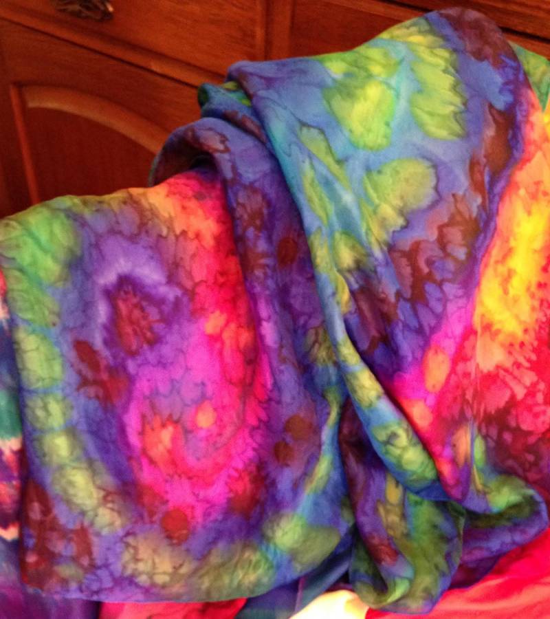 Handbemalter Seidenschal, Regenbogenfarben, Lila, Rosa, Grün, Gelb, Rot Handbemalter Seidenschal, Regenbogenfarben, Lila, Rosa, Grün, Gelb, Rot von BlueLotusSilk