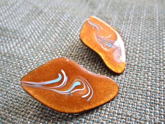 50Er Jahre 60Er Emaille Honig Renoir-Wie Kupfer Ton Metall Clip Auf Ohrringe Vintage von BlueMondayVintageUSA