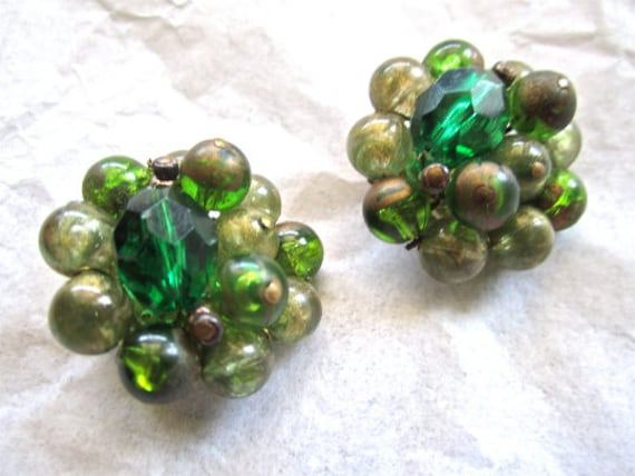 50Er Jahre 60Er Grün Goldton Perlen Ohrringe Clip Auf Made in Westdeutschland von BlueMondayVintageUSA