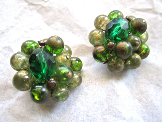 50Er Jahre 60Er Grün Goldton Perlen Ohrringe Clip Auf Made in Westdeutschland von BlueMondayVintageUSA