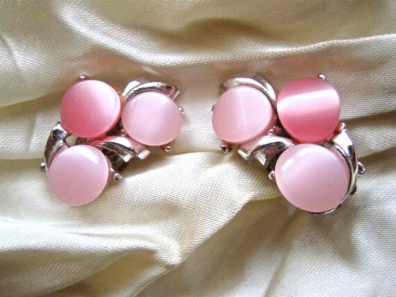 50Er Jahre 60Er Hell Dunkler Rosa Kreise Silber Ton Clip Auf Ohrringe Thermoset Stil von BlueMondayVintageUSA
