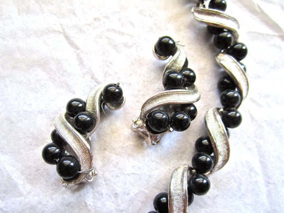 50Er Jahre 60Er Parure Set Halskette Ohrringe Schwarz Rebe Perlen Silvertone Clip Ons von BlueMondayVintageUSA