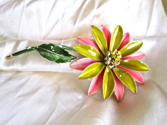 60Er Jahre Pin Blumen Brosche Helle Farbe Rosa Grün Stiel Blätter Mod von BlueMondayVintageUSA