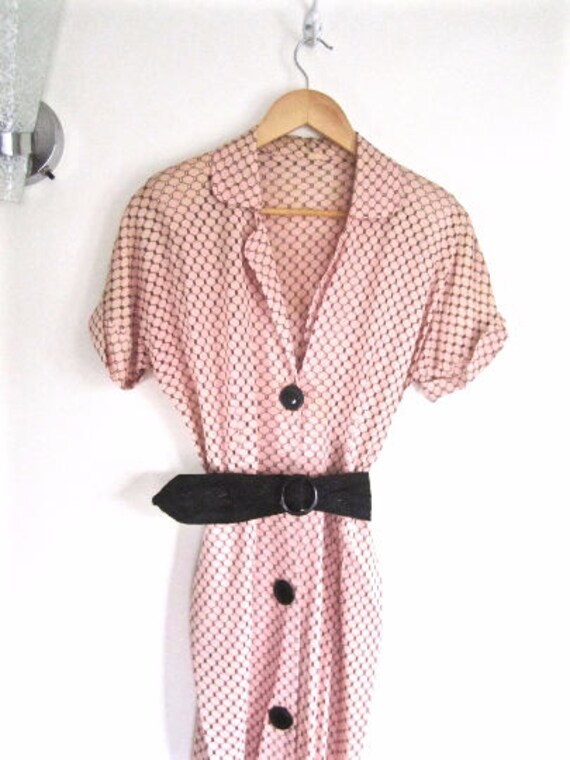 L 50Er Kleid Rosa Schwarz Offene Web Öse Waben Knopf Vorne Kurzärmelig Nylon Vlv Groß von BlueMondayVintageUSA