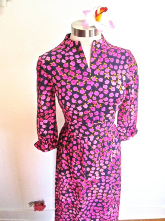 L 60Er Jahre Mod Langes Kleid Floral Rosa Blau Maxi Baumwolle Hostess Deadstock Nwot Ärmelloses Resort Party Groß von BlueMondayVintageUSA