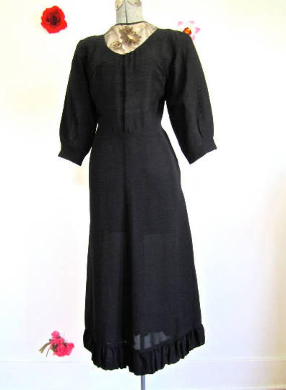 M 30Er Jahre Rayon Kleid in Schwarz Crepe Mit Gold Pailletten Ausschnitt K Kleider Von J.e. Kirkwood, Seattle von BlueMondayVintageUSA