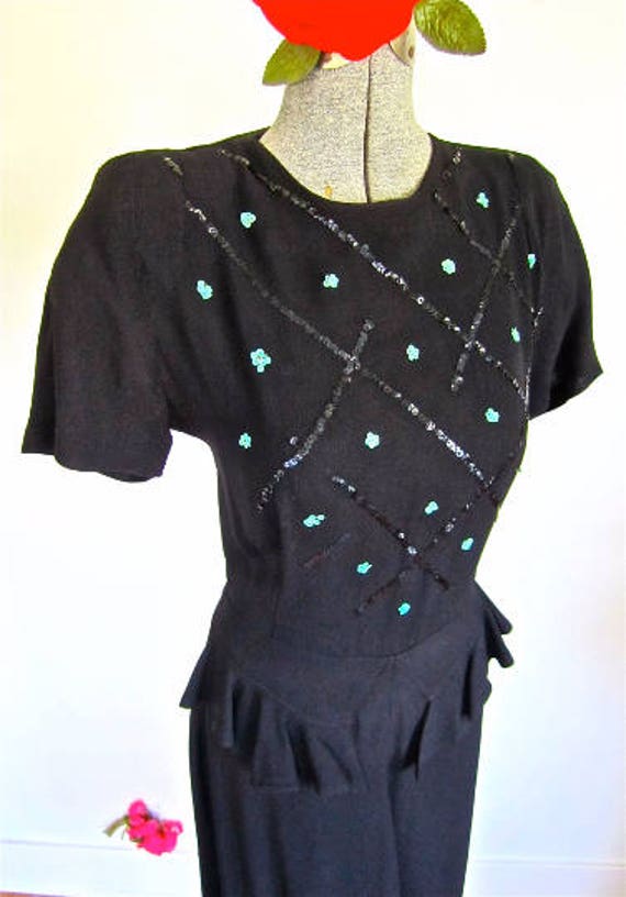 M 40Er Jahre 30Er Rayon Kleid in Schwarz Crepe & Mint Grün Pailletten Peplum Rüschen Swing Medium von BlueMondayVintageUSA