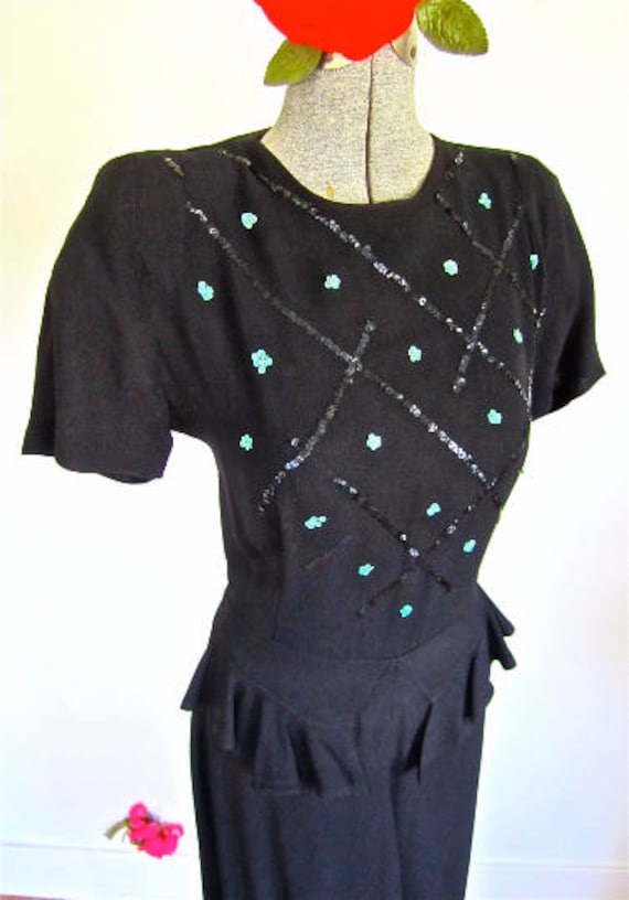 M 40Er Jahre 30Er Rayon Kleid in Schwarz Crepe & Mint Grün Pailletten Peplum Rüschen Swing Medium von BlueMondayVintageUSA